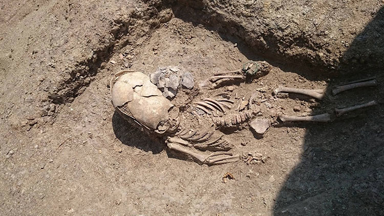 'Tumba de extraterrestre': Hallan un extraño bebé con el cráneo alargado en una necrópolis de Crimea