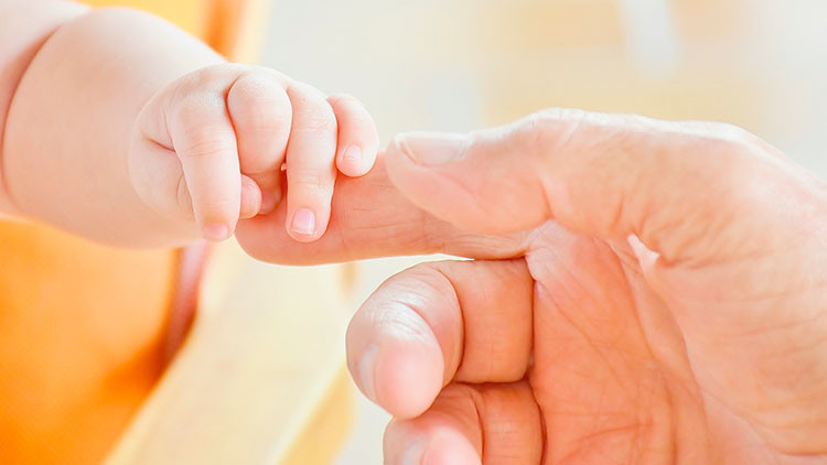 Un padre salva a su bebé de la muerte tras notar "un llanto diferente"