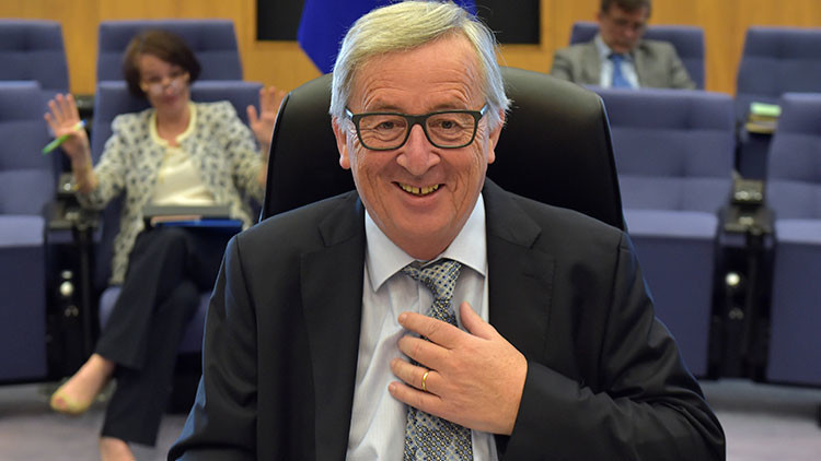 "Es mi mujer... Ah no, es Merkel": La reacción de Junker a una llamada desata las risas