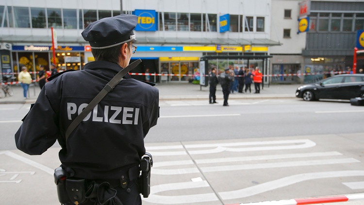 VIDEO: Momento exacto en que transeúntes atacan con sillas al agresor del cuchillo en Hamburgo