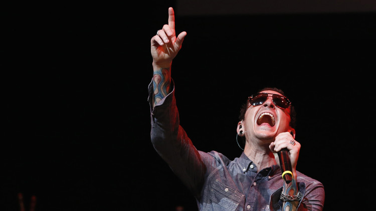 Familiares y amigos despiden a Chester Bennington en un funeral privado