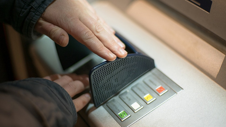 España: Una empleada de banco vive a todo lujo tras robarle 1,5 millones de dólares a un cliente