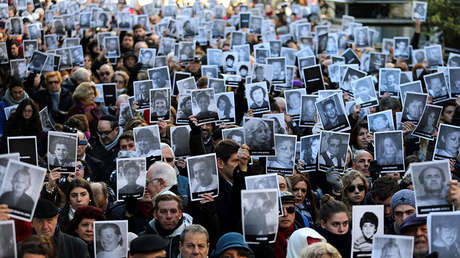 Manifestantes sostienen retratos de las 85 víctimas del atentado a la Asociación Mutual Israelita Argentina (AMIA), mientras se conmemora el 23° aniversario del ataque en Buenos Aires, el 18 de julio de 2017.