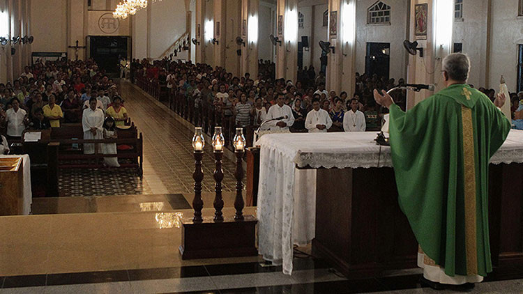 Un sacerdote católico filipino es detenido de camino a un motel con una niña de 13 años