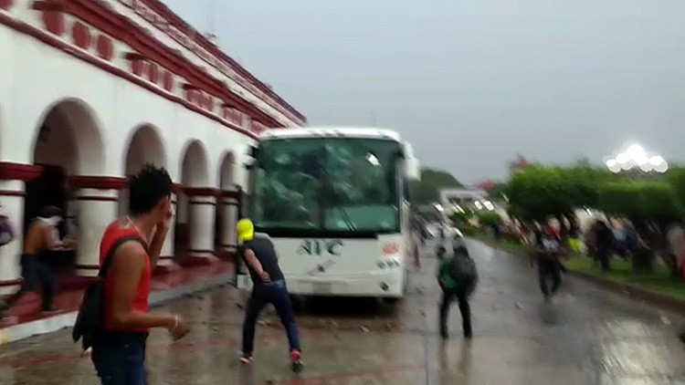 México: Manifestantes golpean y retienen a siete policías durante una protesta contra Peña Nieto