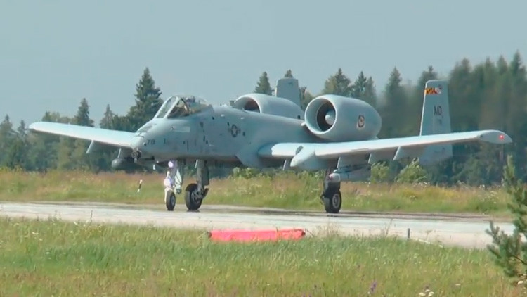 VIDEO: Avión de asalto A-10 de EE.UU. aterriza en una carretera en Estonia