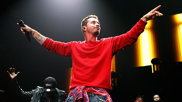 Acusan al reguetonero colombiano J Balvin de estafa en Bolivia
