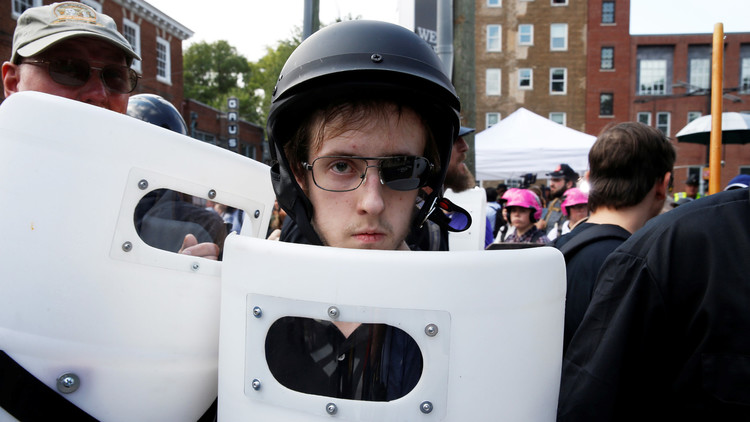 'Sí, eres racista': Una cuenta de Twitter identifica a los supremacistas blancos de Charlottesville