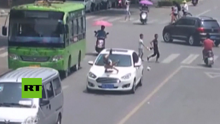 Niño cruza la calle sin mirar y es embestido fuertemente por un auto - RT