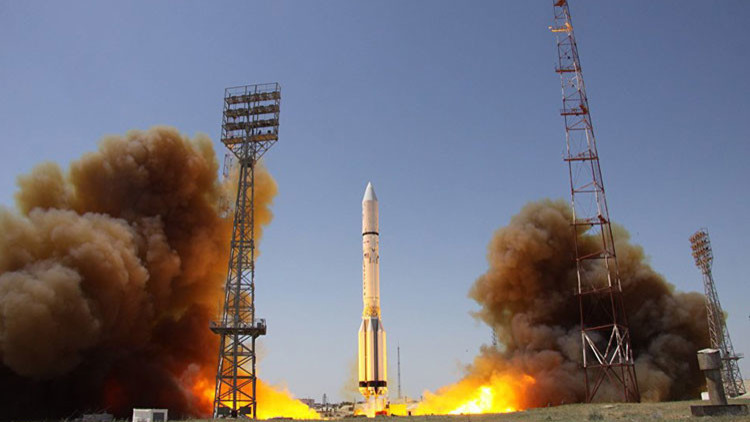 Rusia lanza un satélite militar a bordo del cohete portador Protón-M