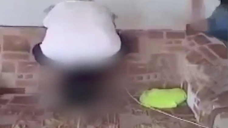 "Contento por haber educado": Un boliviano amarra y golpea a su hijo ebrio y lo graba (FUERTE VIDEO)