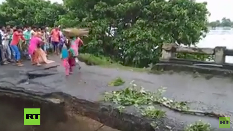 FUERTE VIDEO: Varias personas caen al cauce de un río tras derrumbarse un puente