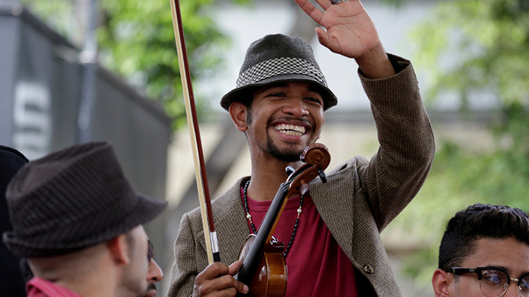 La contradictoria historia del 'violinista de las protestas' en Venezuela