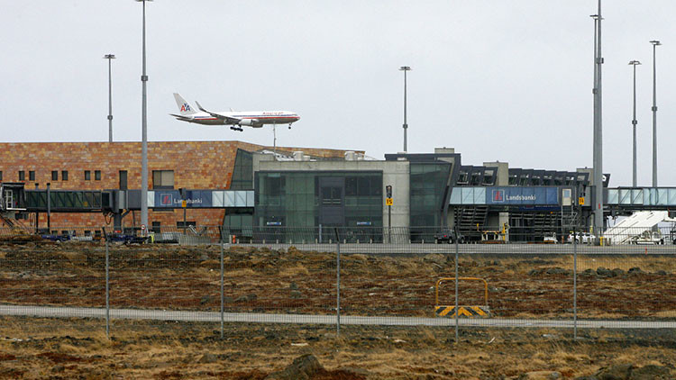 Un coche se empotra contra la sala de llegadas de un aeropuerto en Islandia