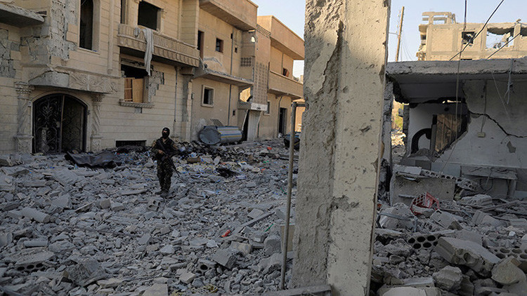 Civiles en Raqa, atrapados entre el 'fuego cruzado' del EI y la coalición liderada por EE.UU.