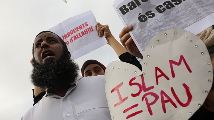 "Fomentar la islamofobia": critican polémica portada de Charlie Hebdo sobre atentados de Cataluña
