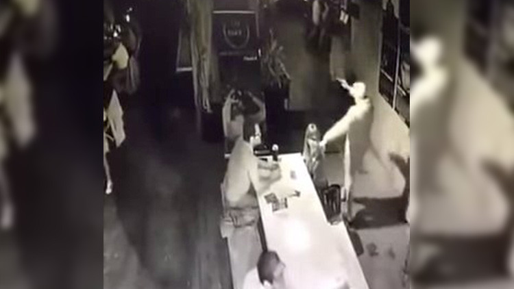 VIDEO: Cámaras de seguridad graban el asalto a un cine en Ciudad de México