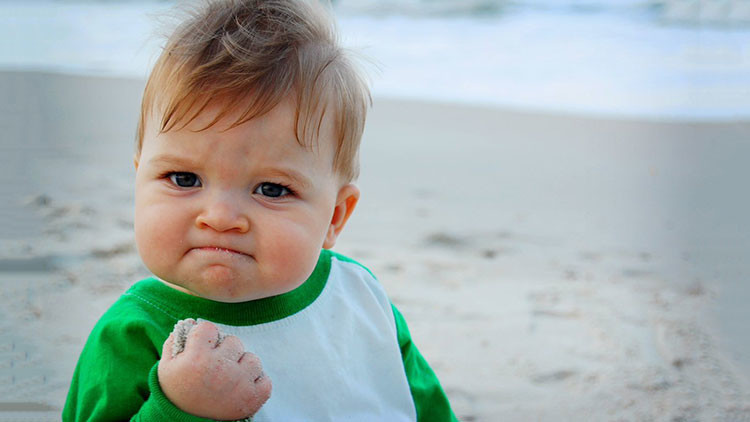Así luce hoy el niño del 'meme triunfal' 10 años después (FOTO)