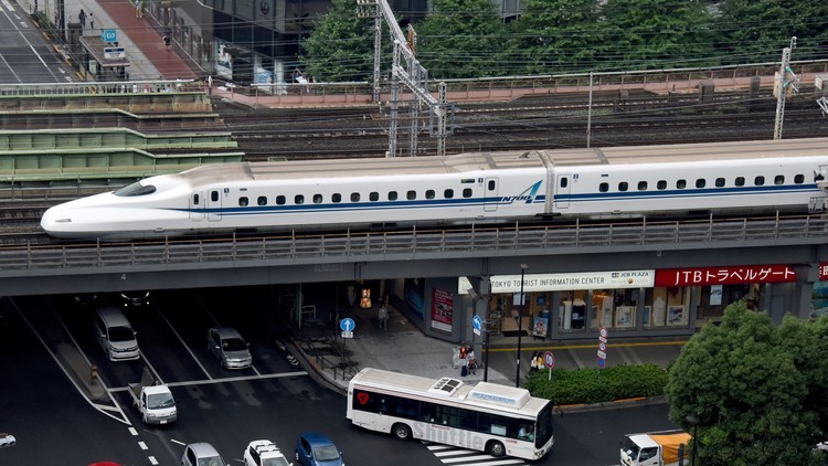 Trenes de alta velocidad suspenden servicio en el norte Japón por lanzamiento de misil norcoreano