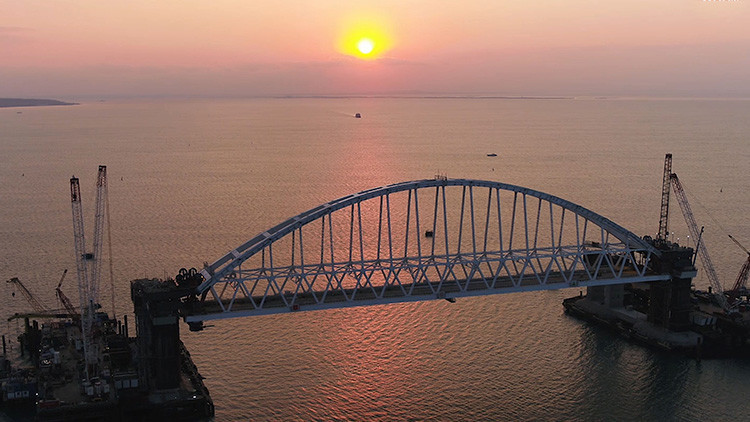 Video: El enorme arco de vía férrea del puente de Crimea se eleva a la altura proyectada
