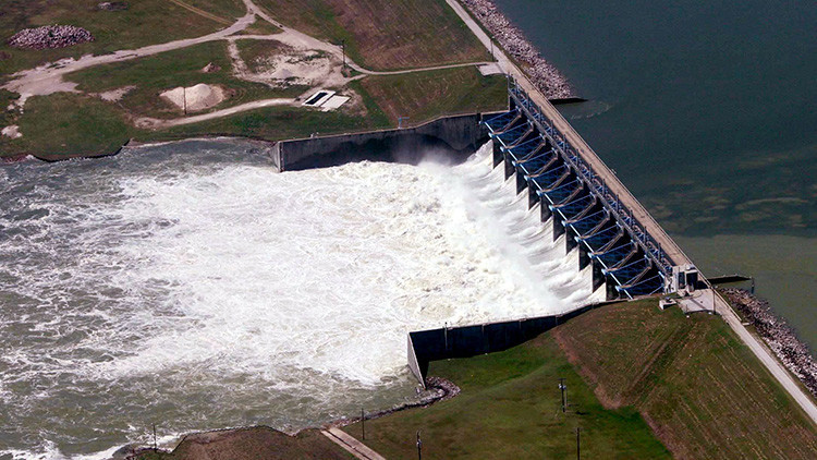 Por primera vez en la historia: se desborda la principal presa de Houston a causa del Harvey