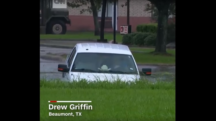 VIDEO: Periodista rescata en directo a conductor de una camioneta que cayó a una quebrada en Texas