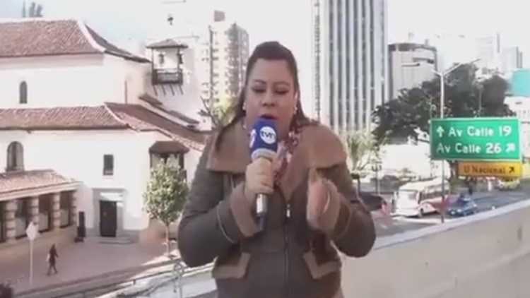 Una corresponsal confunde el 'papamóvil' con el 'batmóvil' en pleno directo