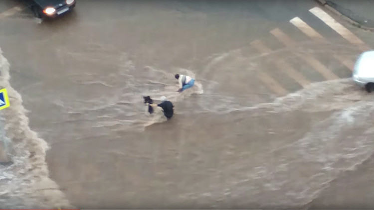 "A la deriva como hormigas": Este 'apocalipsis acuático' paraliza una ciudad rusa (VIDEOS)