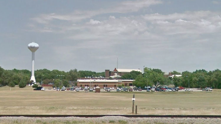 Estallan disturbios masivos en una cárcel de Kansas: edificios quemados y presos armados