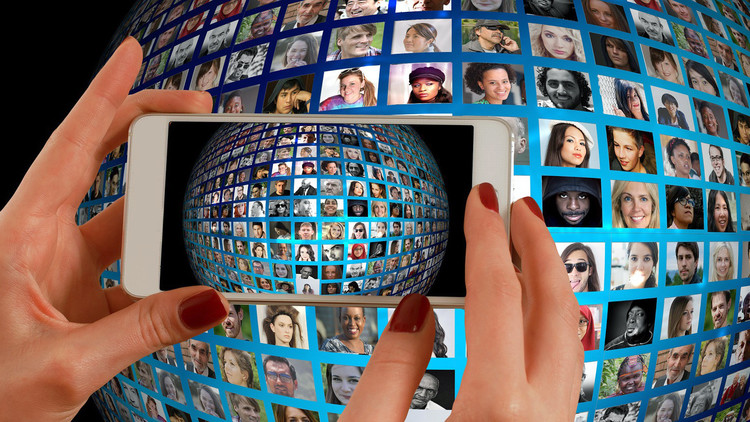 Facebook asegura que es seguida por más gente de la que realmente existe