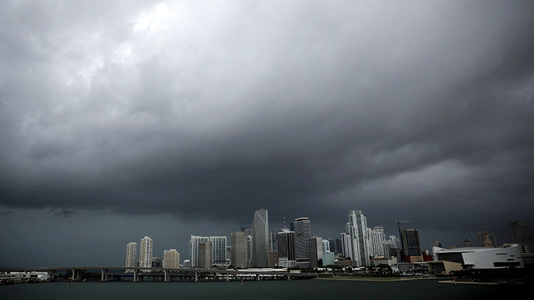 Nueve condados de Florida bajo alerta de tornados mientras se acerca el huracán Irma
