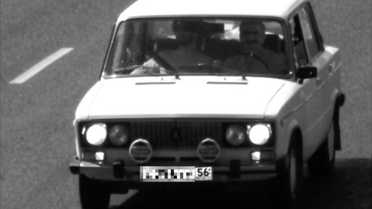 Sorpresa en la fotomulta: ¿Jesús y Stalin en el mismo auto?