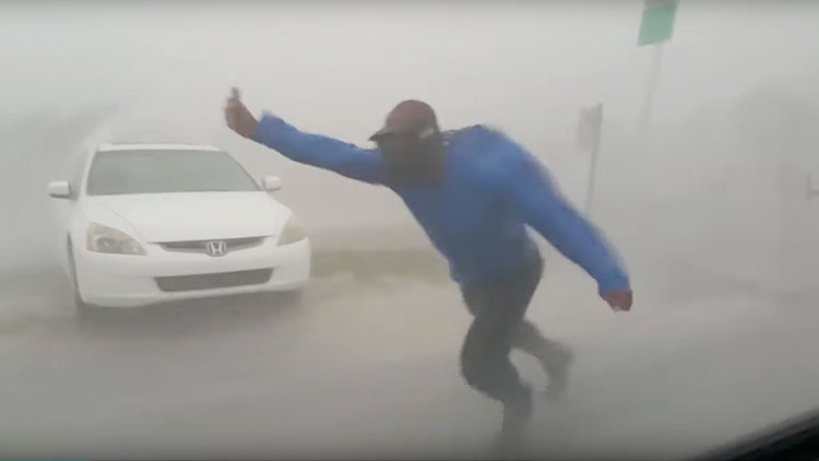VIDEO: Un cazador de tormentas arriesga su vida para estudiar el huracán Irma