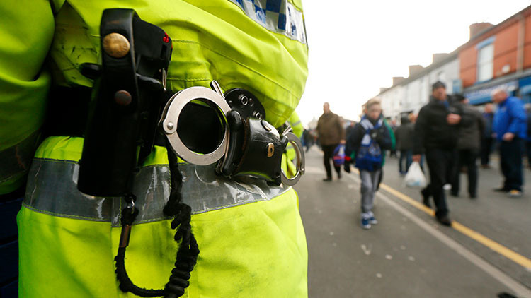 Un policía británico amenaza a un negro: "Serías el primero al que le dispararía" (VIDEO)