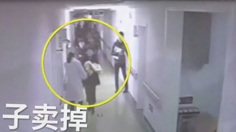 Video impactante: un padre vende a su hija recién nacida a unos traficantes en la maternidad