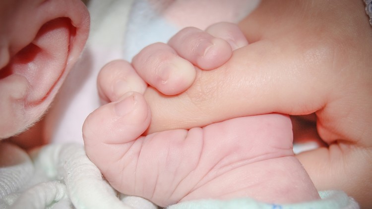 Una niña argentina de 10 años violada en el seno familiar da a luz a un varón