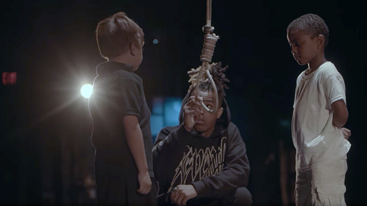 Un rapero negro de EE.UU. 'ahorca' a un niño blanco en su último videoclip