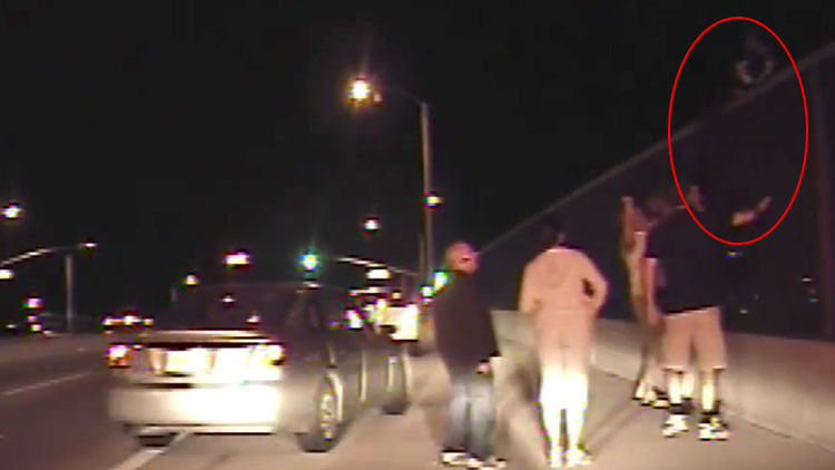 VIDEO: El heroico policía que fue apuñalado siete veces por el suicida al que intentaba salvar