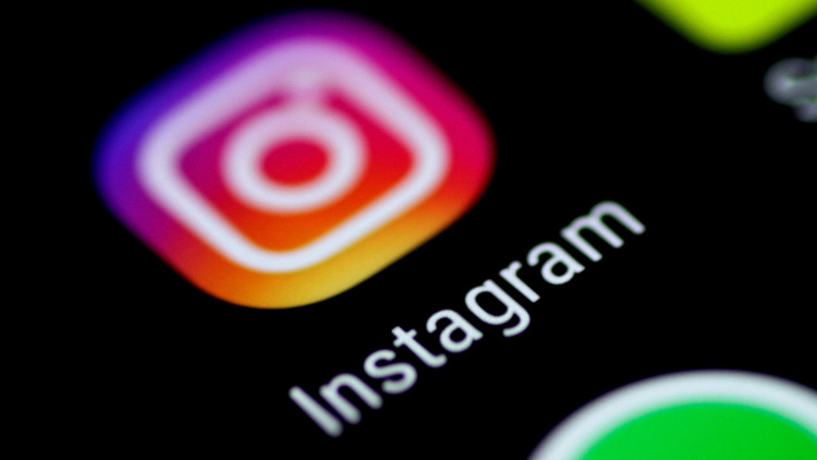 Instagram, acusado de discriminación tras censurar tierna imagen de una madre con su hijo (FOTO)