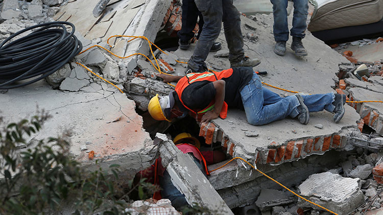 VIDEO: El dramático rescate de los niños atrapados en un colegio derrumbado por el terremoto