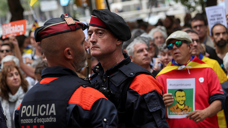 Agentes de los Mossos cooperan con la Guardia Civil contra el referéndum