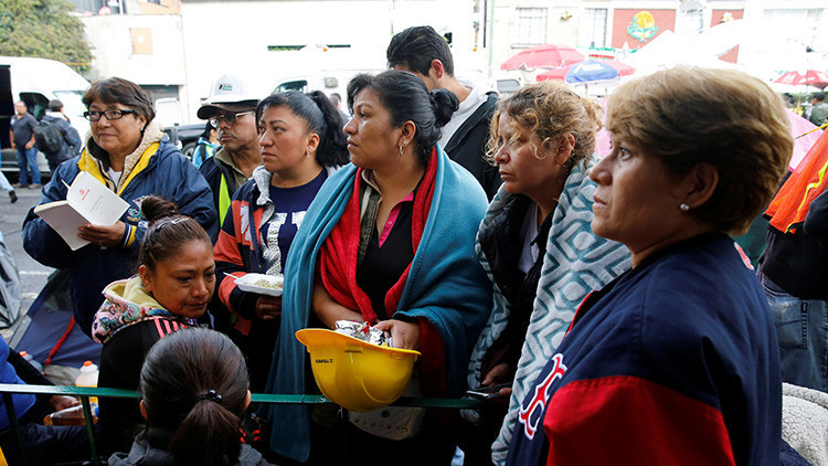 México: Echan a patadas a un político mientras recorría zonas afectadas por el sismo (VIDEO)