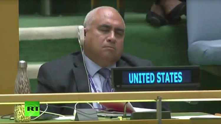 Un representante de EE.UU. se duerme mientras Venezuela habla en la ONU (GIF)