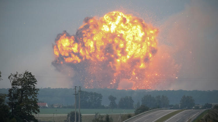 Ucrania: Evacuaciones tras un incendio y explosiones en un gran almacén militar (VIDEOS)
