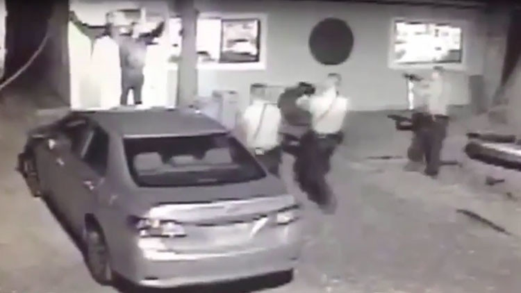 Lo salva su cámara de seguridad: lo arrestan injustamente y cobrará indemnización millonaria (VIDEO)