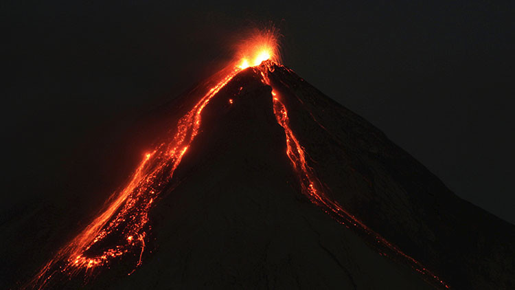 El volcán de Fuego de Guatemala entra en erupción (VIDEO)