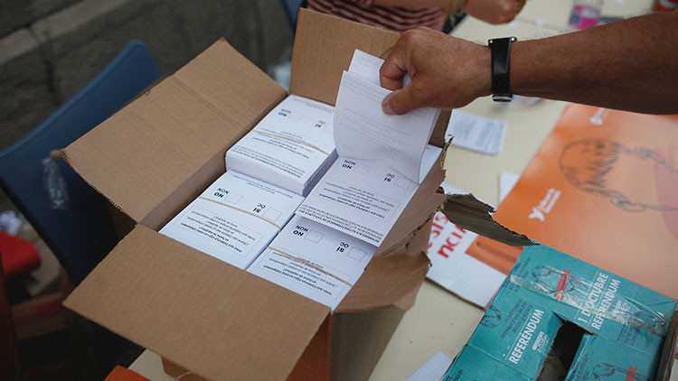 Así será la urna del referéndum catalán (y así se han burlado en Twitter)