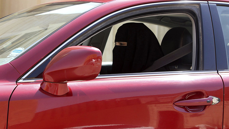 Detienen en Arabia Saudita a un hombre que amenaza con quemar a conductoras