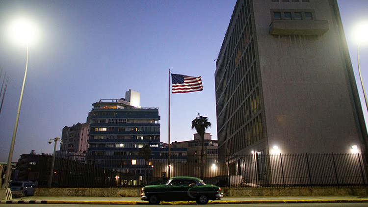 Trump explica que EE.UU. recorta su personal diplomático en Cuba porque allí pasan "cosas muy malas"