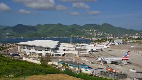 Isla "fuera de alcance": Reportan graves daños en el aeropuerto y puerto de San Martín